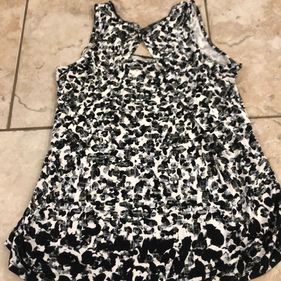 Flowy Pattern Top - Picture 2 of 3